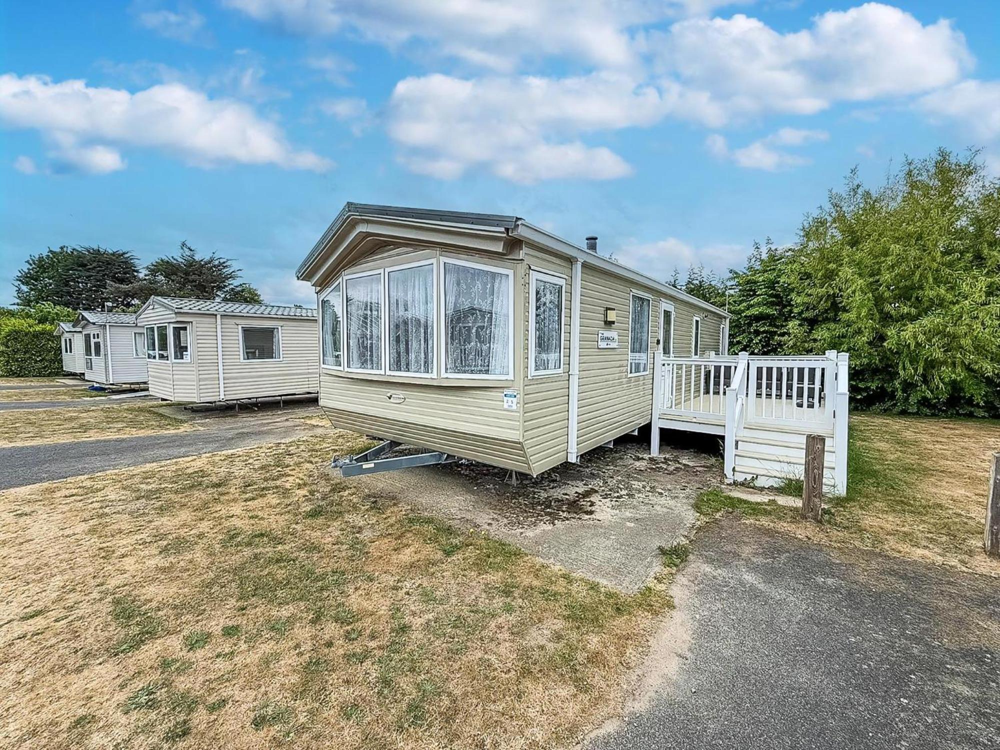 Campsite Lovely Caravan To Hire At Breydon Water In Norfolk Ref 10025cw