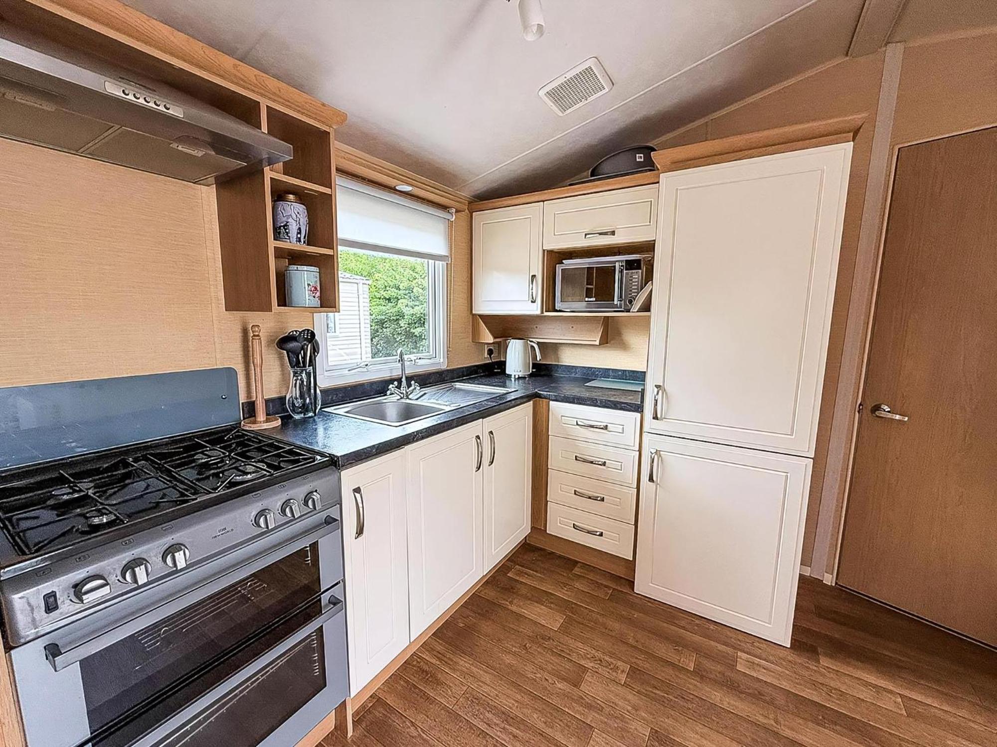 Lovely Caravan To Hire At Breydon Water In Norfolk Ref 10025cw Campsite *