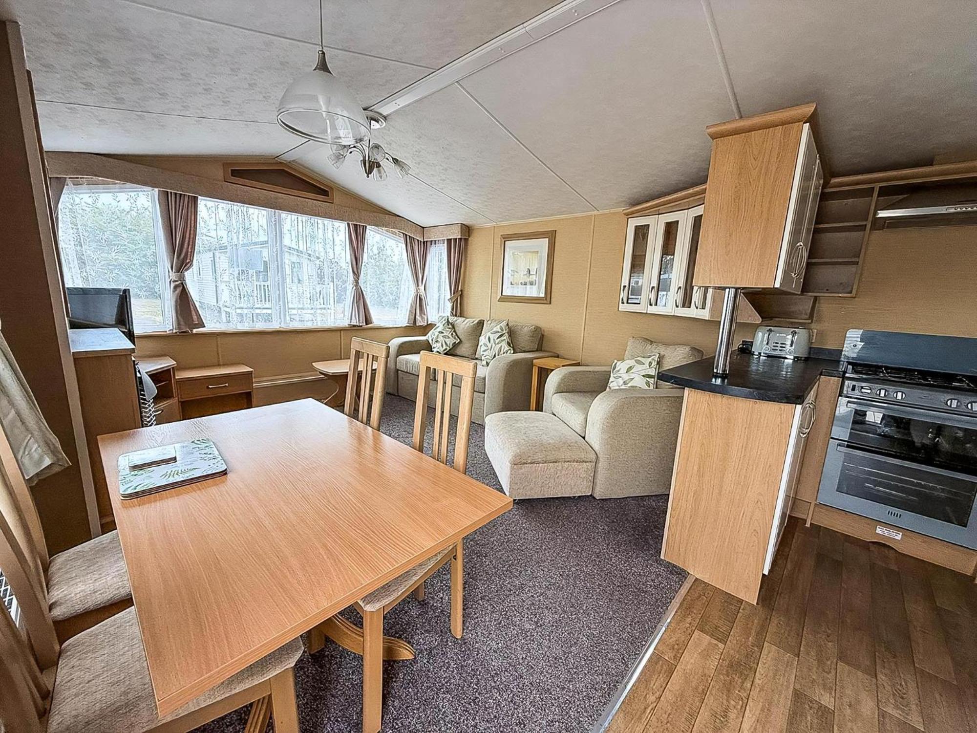 Lovely Caravan To Hire At Breydon Water In Norfolk Ref 10025cw Campsite Belton with Browston