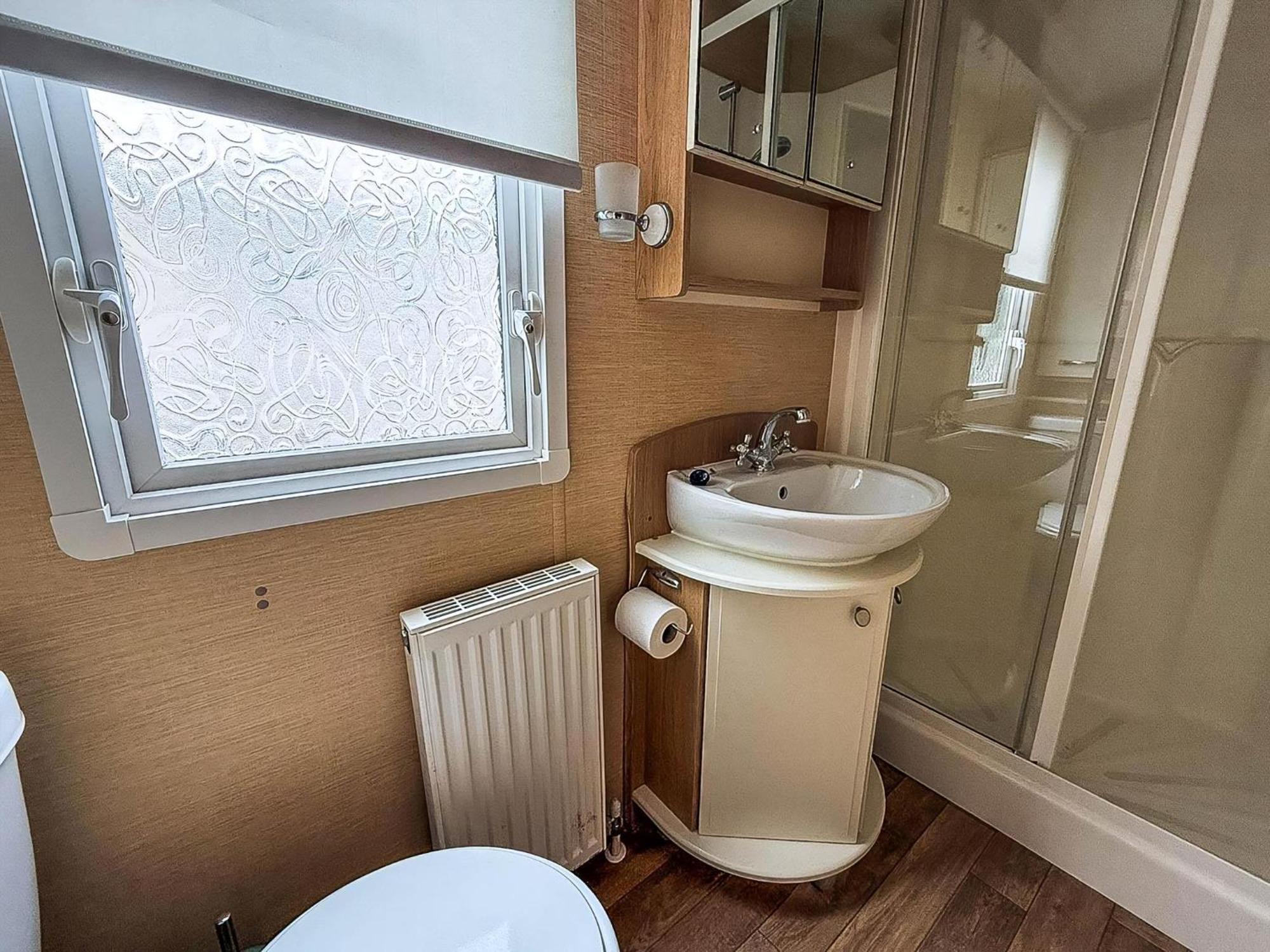 Lovely Caravan To Hire At Breydon Water In Norfolk Ref 10025cw Belton with Browston