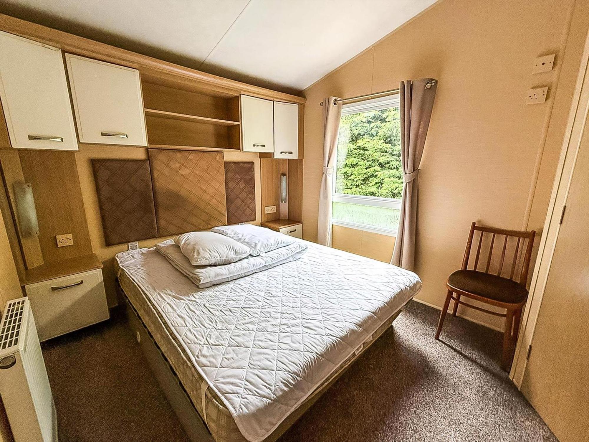 Campsite Lovely Caravan To Hire At Breydon Water In Norfolk Ref 10025cw